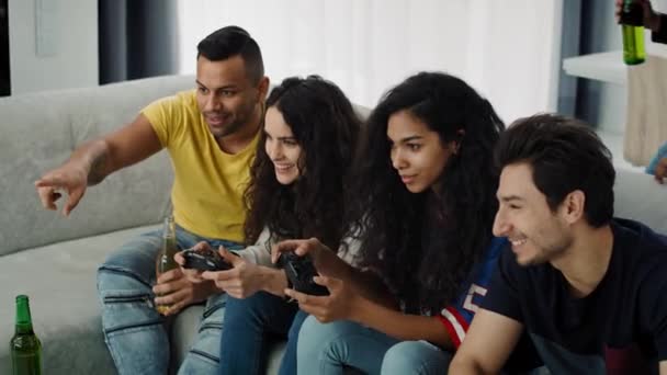 Eine Gruppe Lächelnder Freunde Die Der Spielkonsole Spielen Aufnahme Mit — Stockvideo