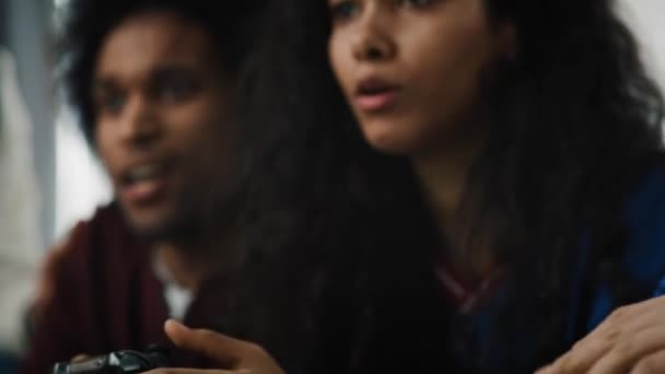 密切跟踪女孩在游戏平台上玩耍的视频 用8K的红色氦相机拍摄 — 图库视频影像