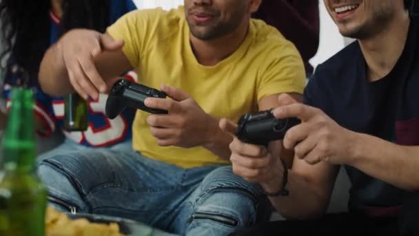 Rastreamento Vídeo Amigos Divertindo Enquanto Joga Console Jogo Tiro Com — Vídeo de Stock