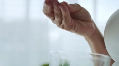 Hamilelik hapı alan bir kadının el kamerasıyla çekilmiş görüntüsü. 8K 'da kırmızı helyum kamerayla çekildi.  