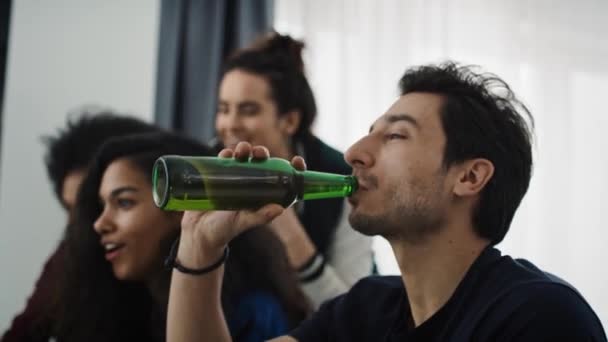 Incline Vídeo Amigos Brincando Bebendo Cerveja Tiro Com Câmera Hélio — Vídeo de Stock