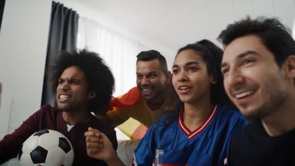 Vídeo Mano Los Aficionados Fútbol Viendo Televisión Animando Activamente Fotografía — Vídeos de Stock