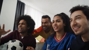 Futbol fanatiklerinin evde tezahürat yaptığı el kameraları. 8K 'da kırmızı helyum kamerayla çekildi.