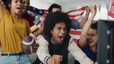 Amerikan futbol taraftarlarının zafer jesti olarak el kamerasıyla çekilmiş görüntüleri. 8K 'da kırmızı helyum kamerayla çekildi.