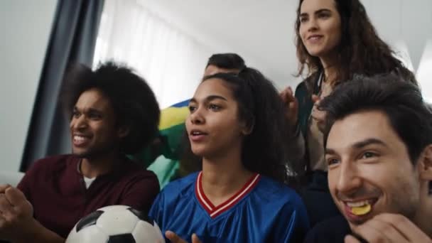 Futbol Taraftarlarının Maç Boyunca Tezahürat Yaptığı Kameraları Kırmızı Helyum Kamerayla — Stok video