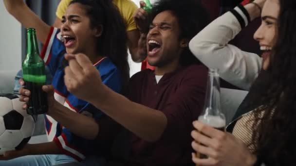 Ruční Video Fotbalových Fanoušků Gestu Vítězství Snímek Red Heliovou Kamerou — Stock video