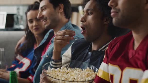 Handheld Video Van Vrienden Die Iets Grappigs Kijken Popcorn Eten — Stockvideo