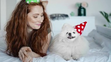 Kadının ve köpeğinin doğum günü kutlamalarının videosu.