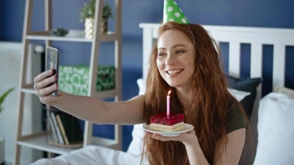 Seguimiento Vídeo Izquierdo Mujer Tomando Selfie Con Pastel Cumpleaños — Vídeo de stock