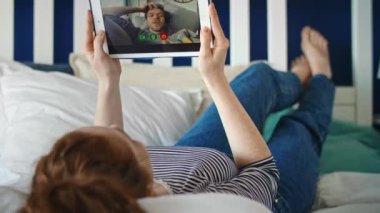 Erkek arkadaşıyla komik bir konuşma yapan kadının videosu. 