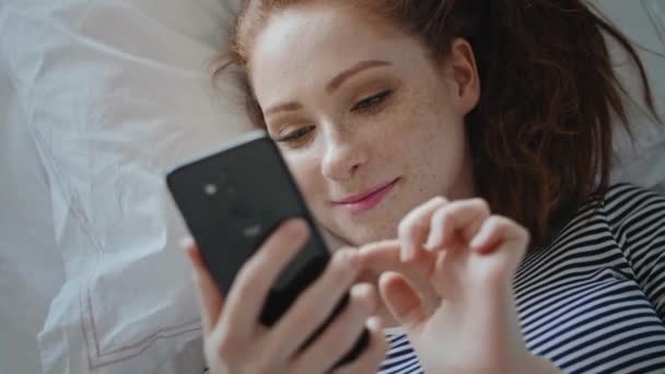 Ovanifrån Ung Kvinna Bläddrar Telefon — Stockvideo