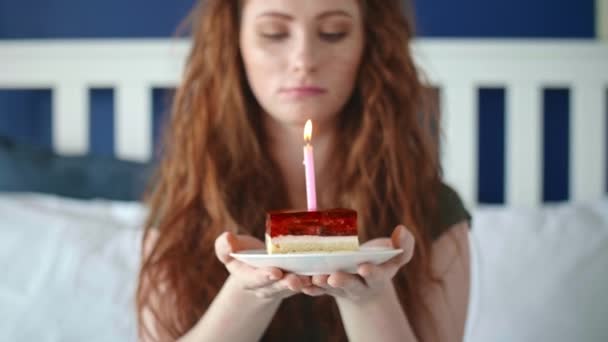 Zoom Vídeo Mujer Triste Soplando Una Vela Cumpleaños — Vídeo de stock