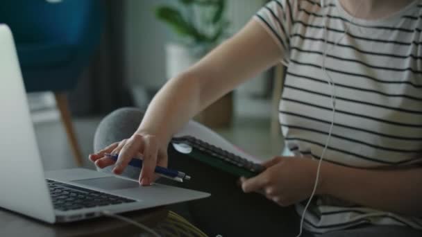 Vídeo Uma Jovem Mulher Durante Learning Casa — Vídeo de Stock