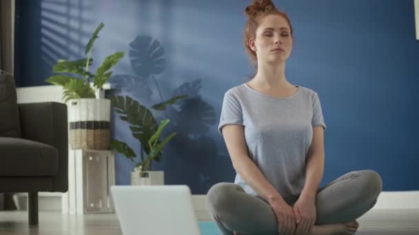 Video Una Mujer Meditando Casa Sobre Una Esterilla Ejercicio — Vídeos de Stock