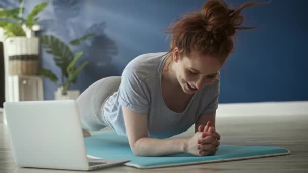 Vidéo Femme Ayant Des Difficultés Faire Exercice Planche — Video