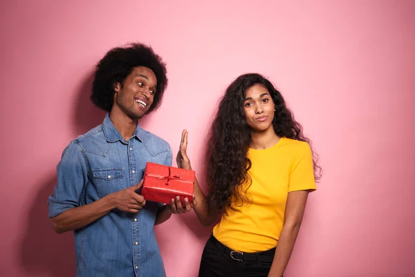 Hombre Dando Regalo Una Mujer Estudio Tiro —  Fotos de Stock