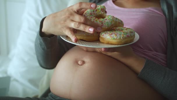 Close Video Van Zwangere Vrouw Die Donuts Eet Opgenomen Met — Stockvideo