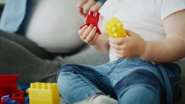 Vídeo Mãe Jogando Blocos Brinquedo Com Filho Tiro Com Câmera — Vídeo de Stock