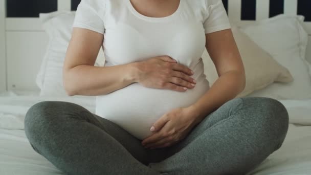 Inclinez Vers Haut Portrait Vidéo Femme Enceinte Lit Tourné Avec — Video