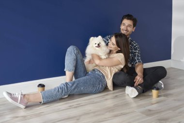 Yeni boş evlerinde bir çift