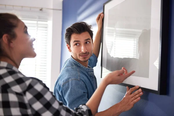 Couple Hanging Picture Frame Wall — Stock Photo, Image