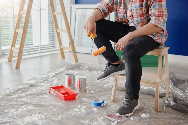 Hombre Irreconocible Listo Para Pintar Una Habitación — Foto de Stock