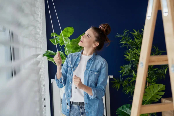 Kvinna Bredvid Fönstret Husrenovering — Stockfoto