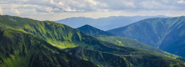 Tatras 'ın yeşil dağlarına Kasper Tepesi, Karpatya' dan inanılmaz bir bakış açısı