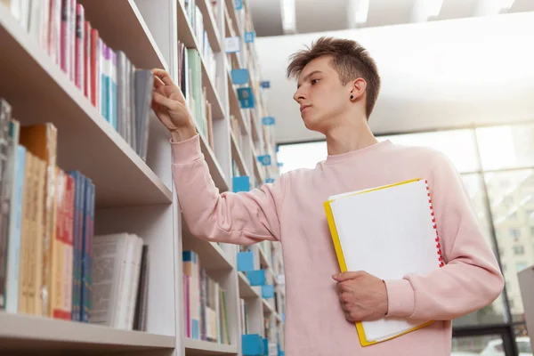 図書館や書店の若い男 — ストック写真