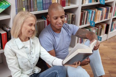 Kütüphanedeki üniversite arkadaşlarıyız.