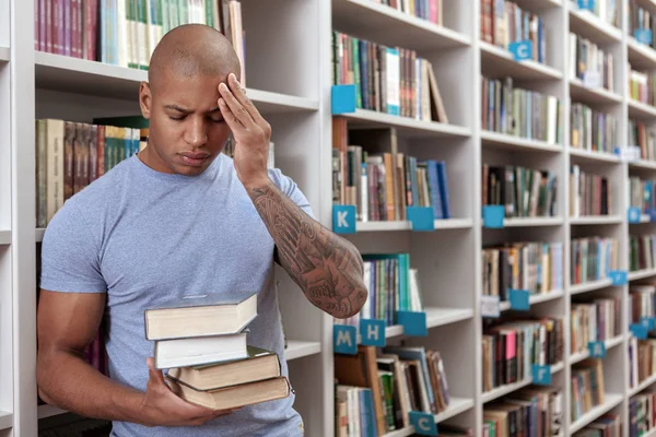 Unge man i biblioteket eller bokhandeln — Stockfoto