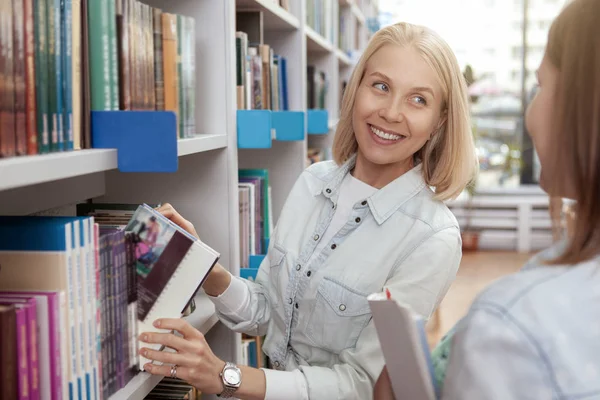 Amigos universitários na biblioteca juntos — Fotografia de Stock