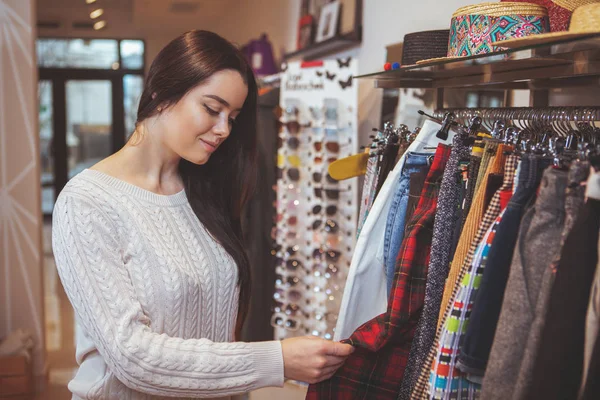 Hermosa mujer feliz disfrutando de compras en la tienda de ropa — Foto de Stock