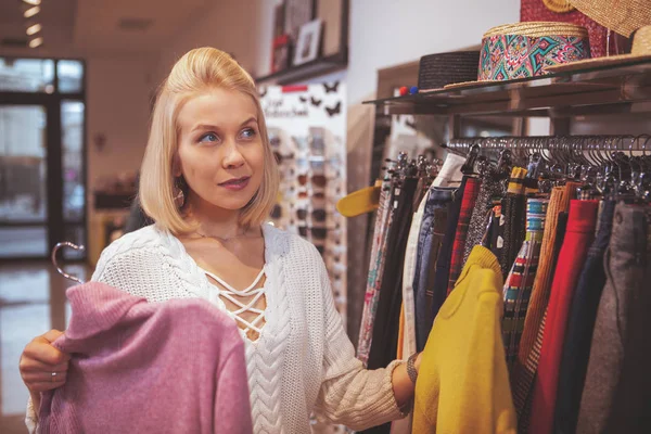 Gyönyörű boldog nő élvezi a vásárlást ruhaboltban — Stock Fotó