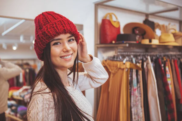 Mulher feliz bonita gostando de fazer compras na loja de roupas — Fotografia de Stock