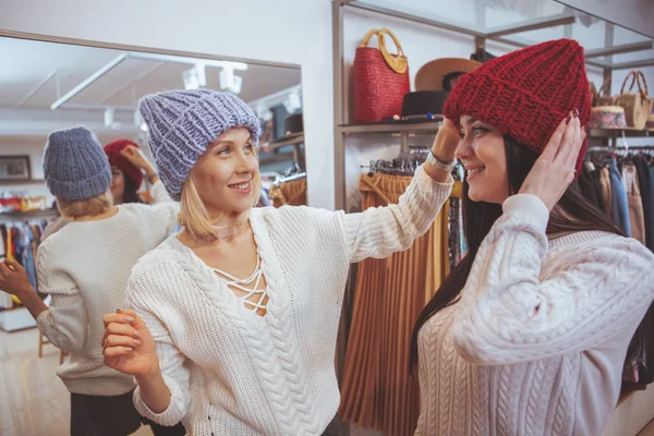 Amigos do sexo feminino fazendo compras juntos na loja de roupas — Fotografia de Stock