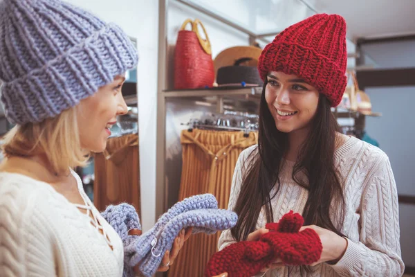 Amigos do sexo feminino fazendo compras juntos na loja de roupas — Fotografia de Stock
