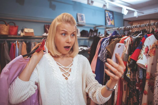 衣料品店で買い物を楽しむ美しい幸せな女性 — ストック写真