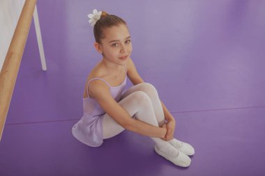 Muhteşem genç kız balerin dans stüdyosunda prova yapıyor.