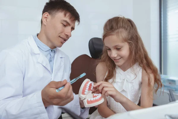 Hermosa joven visitando dentista — Foto de Stock