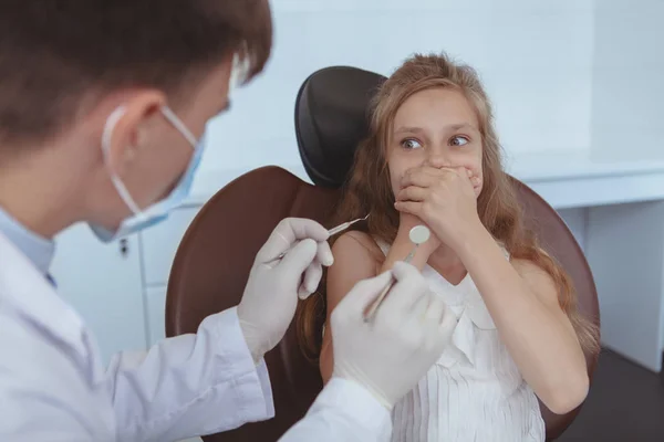 Menina bonita visitando dentista — Fotografia de Stock