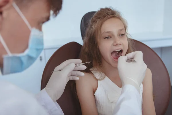 Gyönyörű fiatal lány látogató fogorvos — Stock Fotó