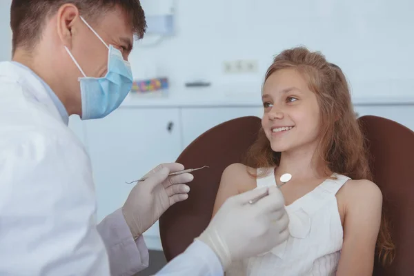 Gyönyörű fiatal lány látogató fogorvos — Stock Fotó