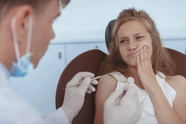 Menina bonita visitando dentista — Fotografia de Stock