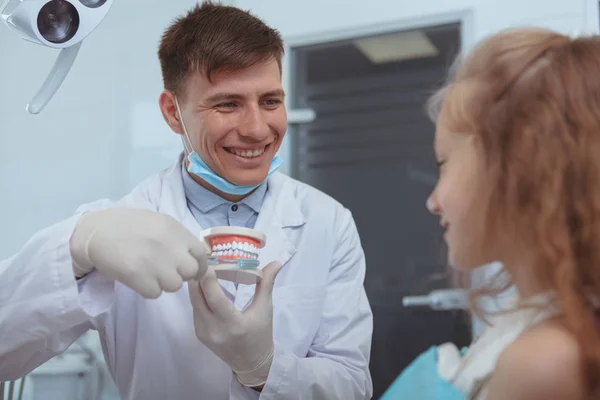 Bonito dentista masculino trabalhando em sua clínica — Fotografia de Stock