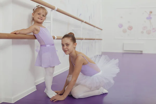バレエ教室で練習している2人の若いバレリーナを魅了 — ストック写真