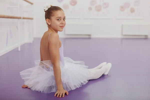 ゴージャス若いです女の子バレリーナ練習でダンススタジオ — ストック写真
