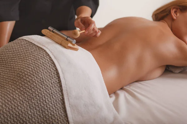 Beautiful woman receiving relaxing massage at spa center — Stock Photo, Image