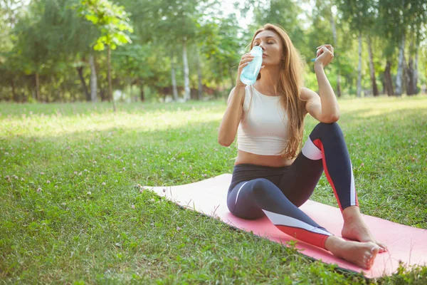 Nádherná atletická žena dělá jógu v parku — Stock fotografie