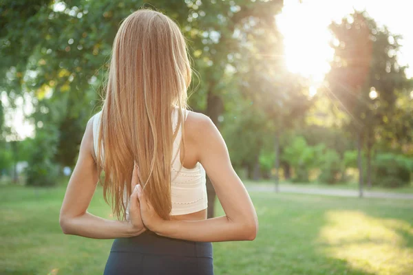 Parkta yoga yapan muhteşem atletik kadın. — Stok fotoğraf